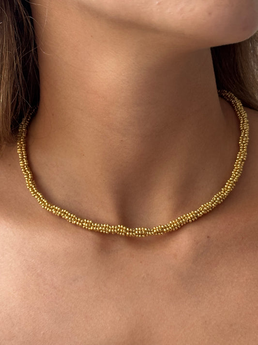 Collar grabado dorado