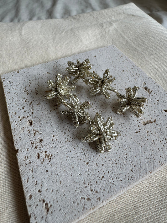 Aretes flores triples plateadas