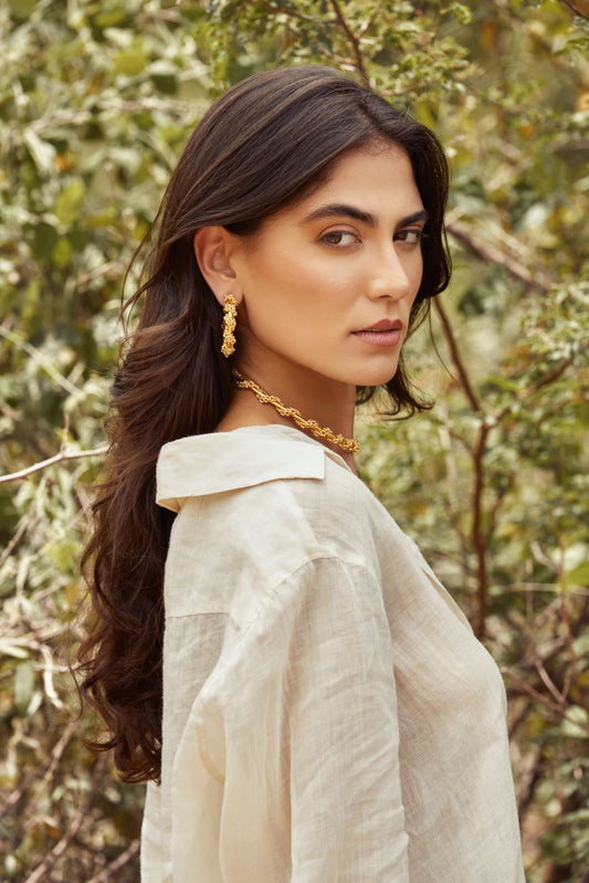 Choker con tejido envolvente dorado