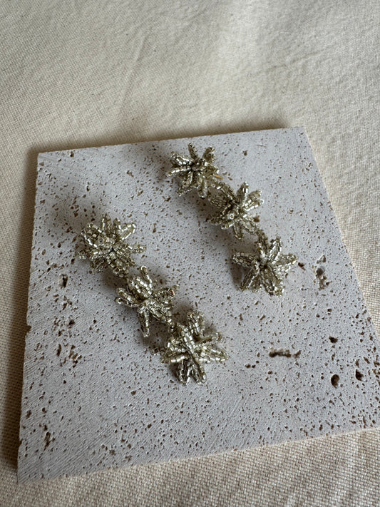 Aretes flores triples plateadas