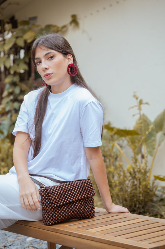 Bolso tejido café oscuro con correa cuero