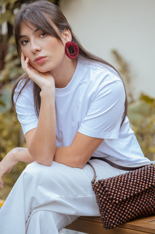 Bolso tejido café oscuro con correa cuero