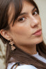 Aretes Flores triples Dorado Champaña Pre-Order