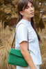 Bolso tejido verde con correa cuero