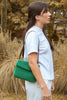 Bolso tejido verde con correa cuero