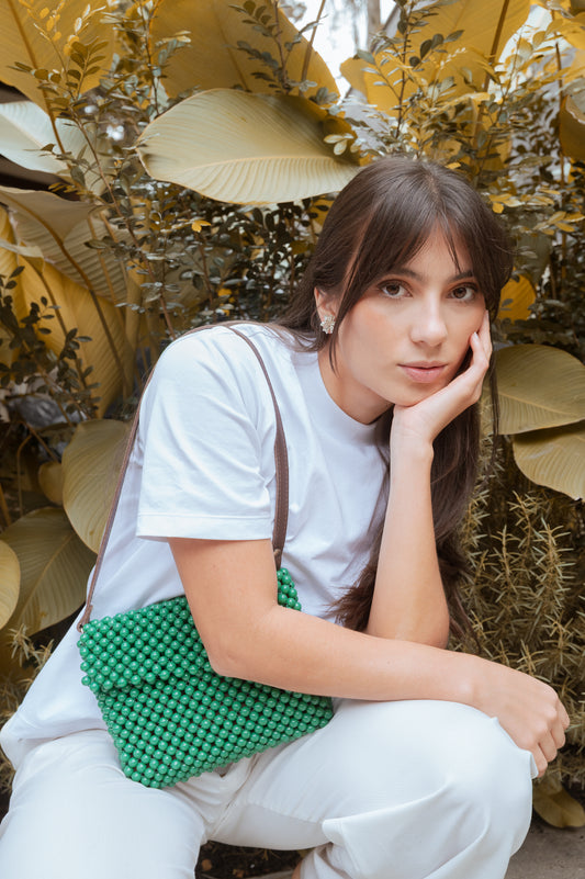 Bolso tejido verde con correa cuero